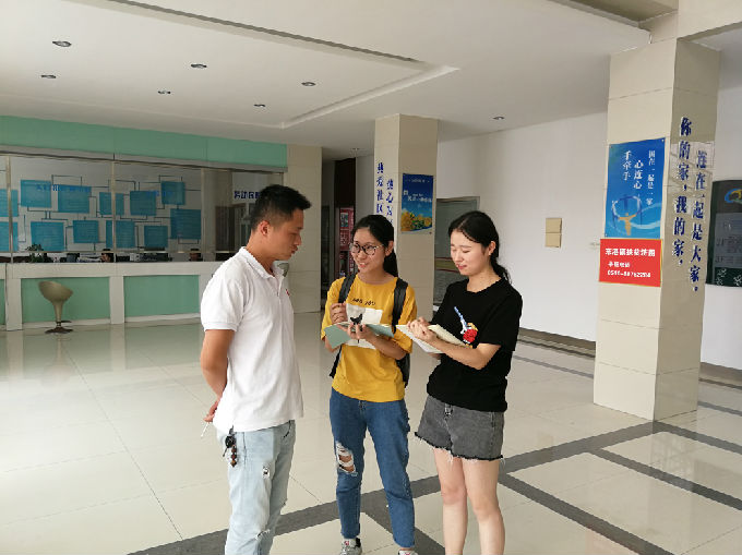 聆听记录村委会工作人员的叙述1.jpg