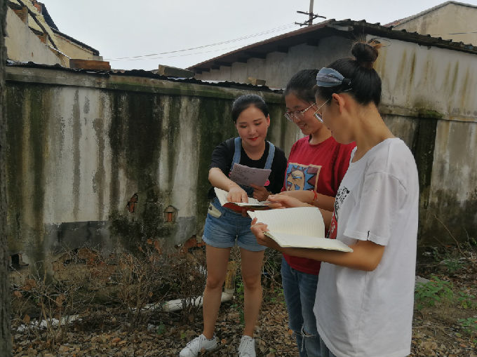走在路上仍在讨论问题.jpg