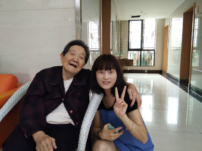 8.和奶奶的合照.jpg